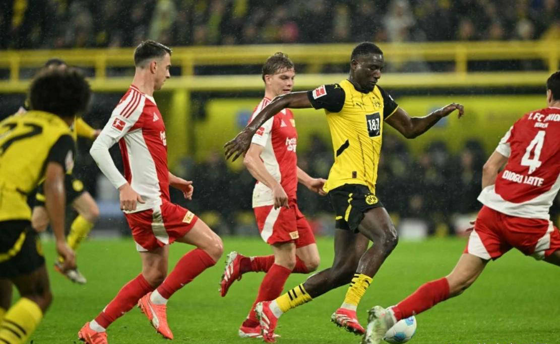 包含德甲：多特客场2-1逆转，追赶拜仁压力日益剧增的词条