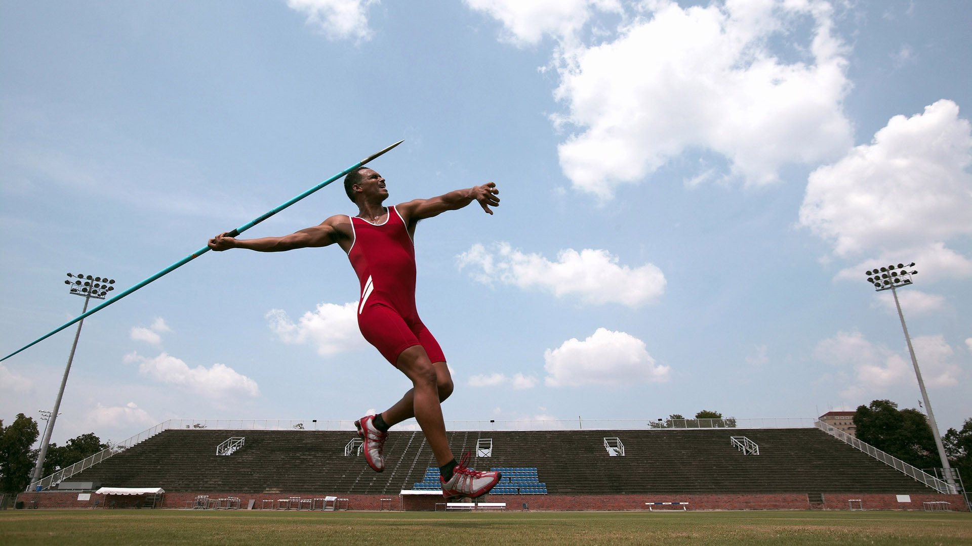 “足球场馆引入绿色节能技术，环保先行”，设计足球场如何节约城市空间